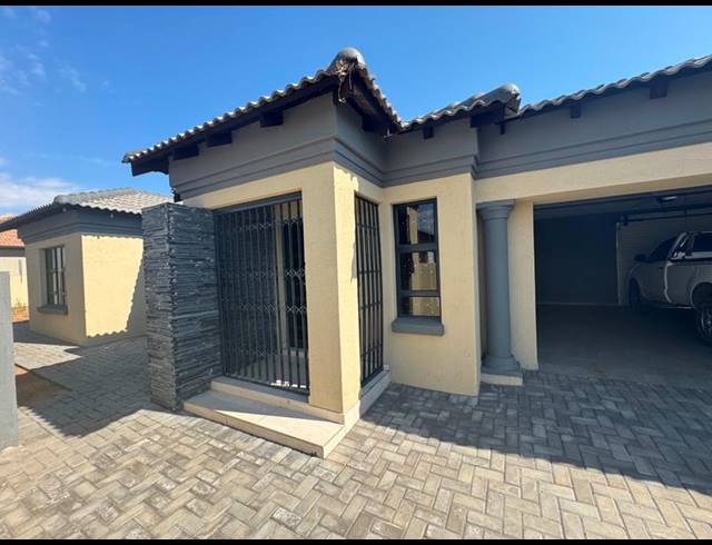 4 BEDROOM HOUSE FOR SALE IN AERORAND